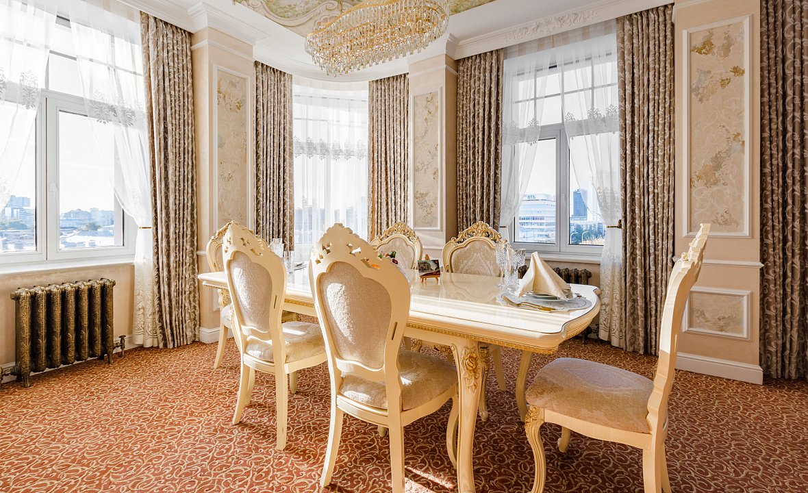 Presidential Suite (City Hall view) 5