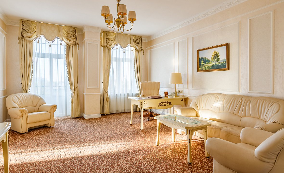 Presidential Suite (City Hall view) 12