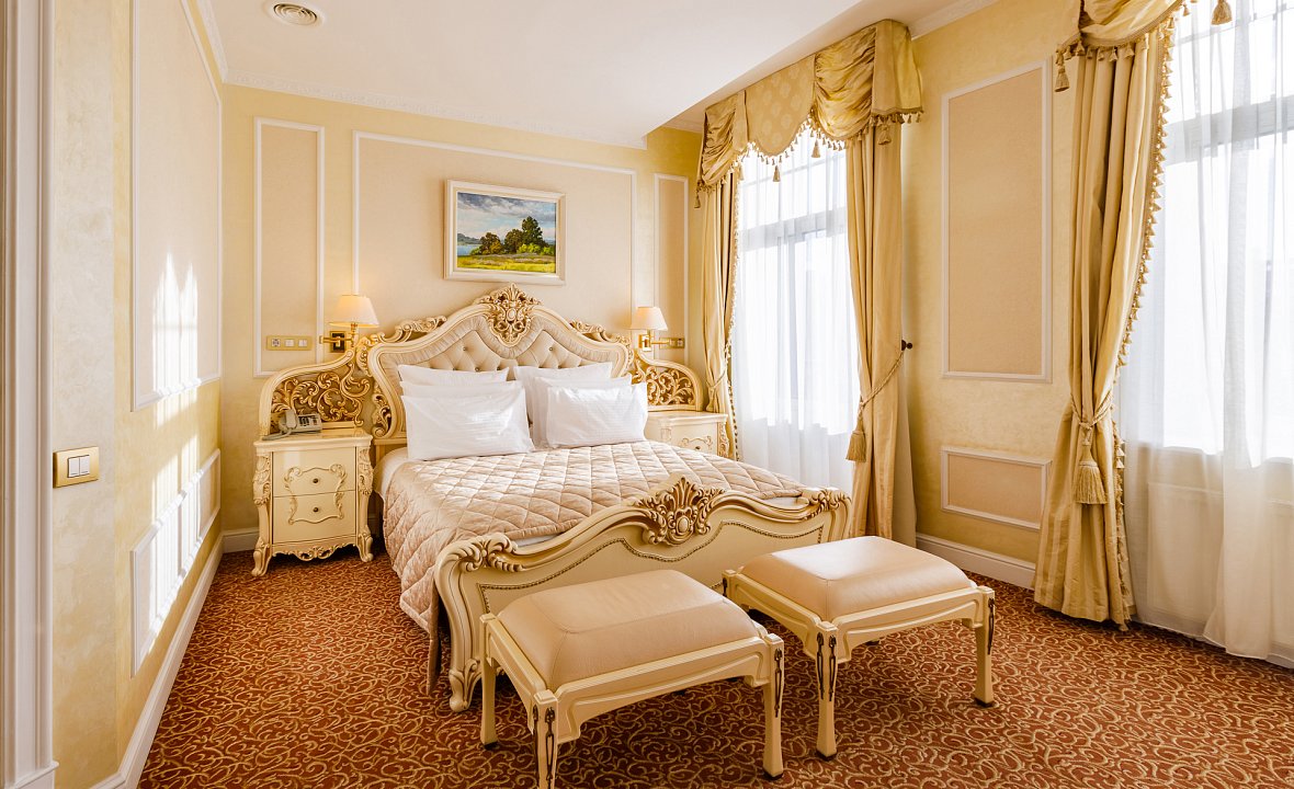 Presidential Suite (City Hall view) 1