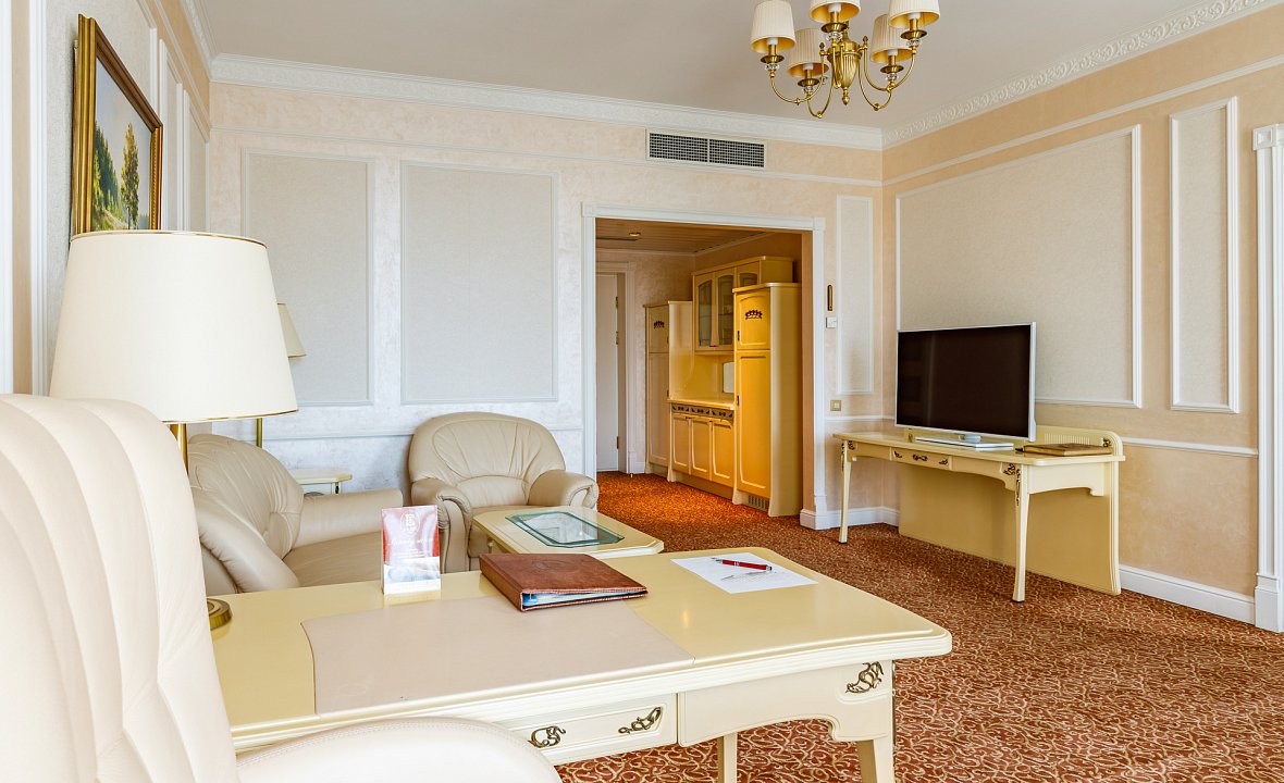 Presidential Suite (City Hall view) 13