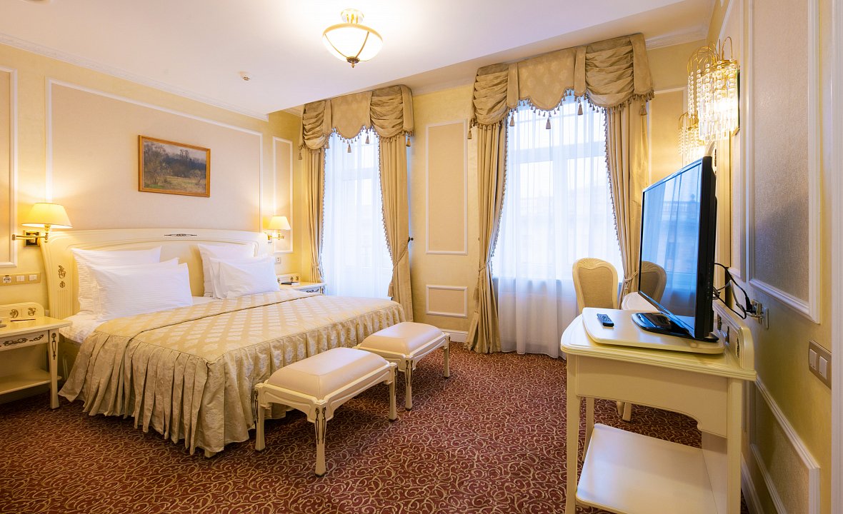 Business Suite (City Hall view) 3