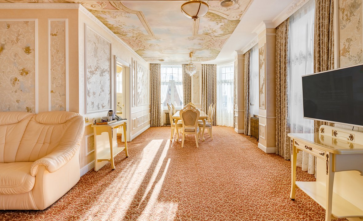 Presidential Suite (City Hall view) 4