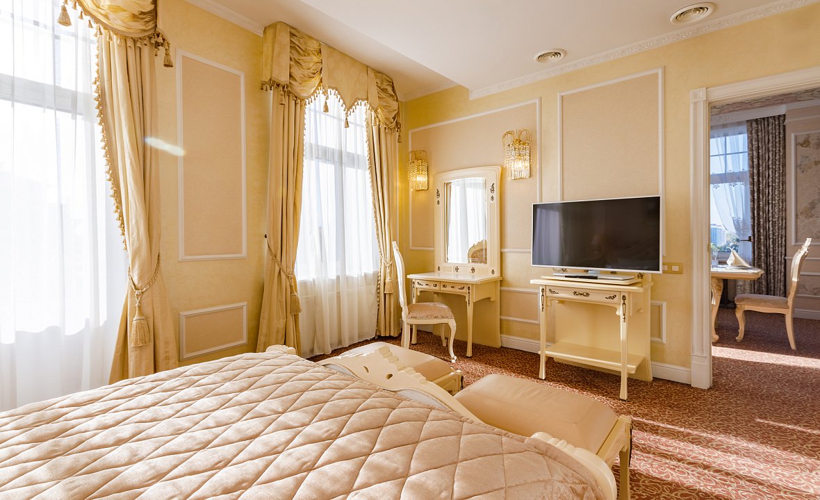 Presidential Suite (City Hall view) 2