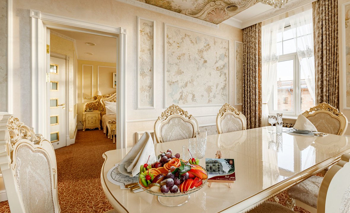 Presidential Suite (City Hall view) 15