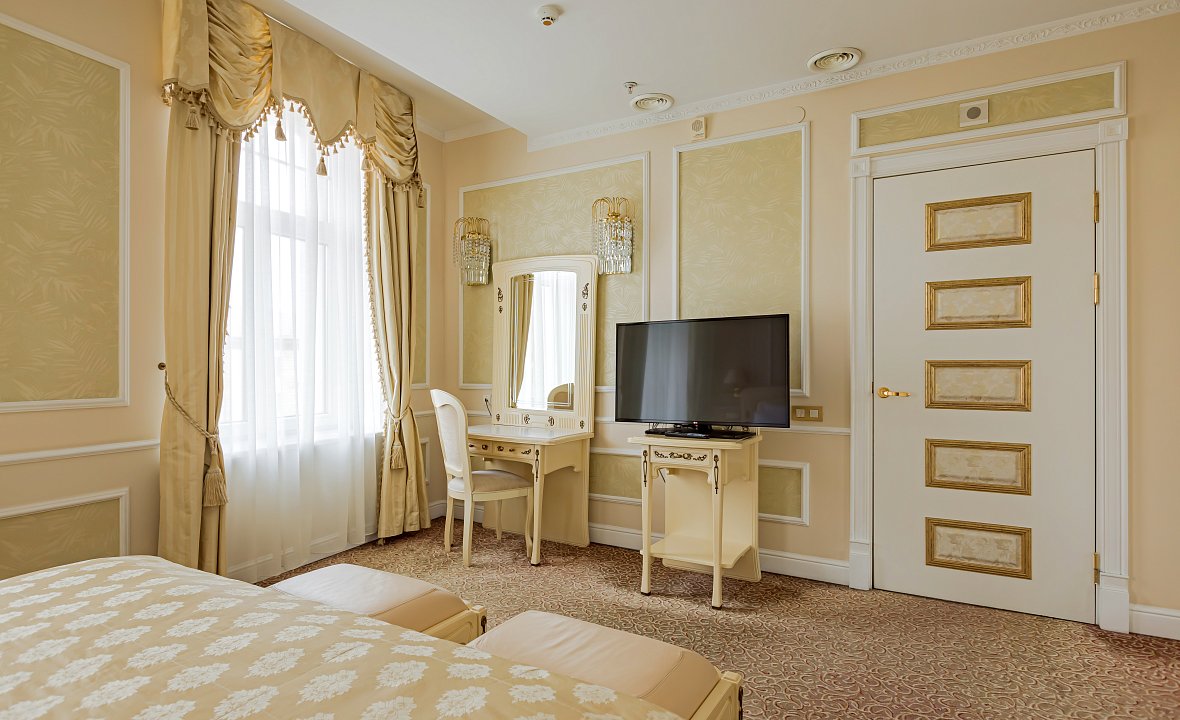 Business Suite (City Hall view) 15