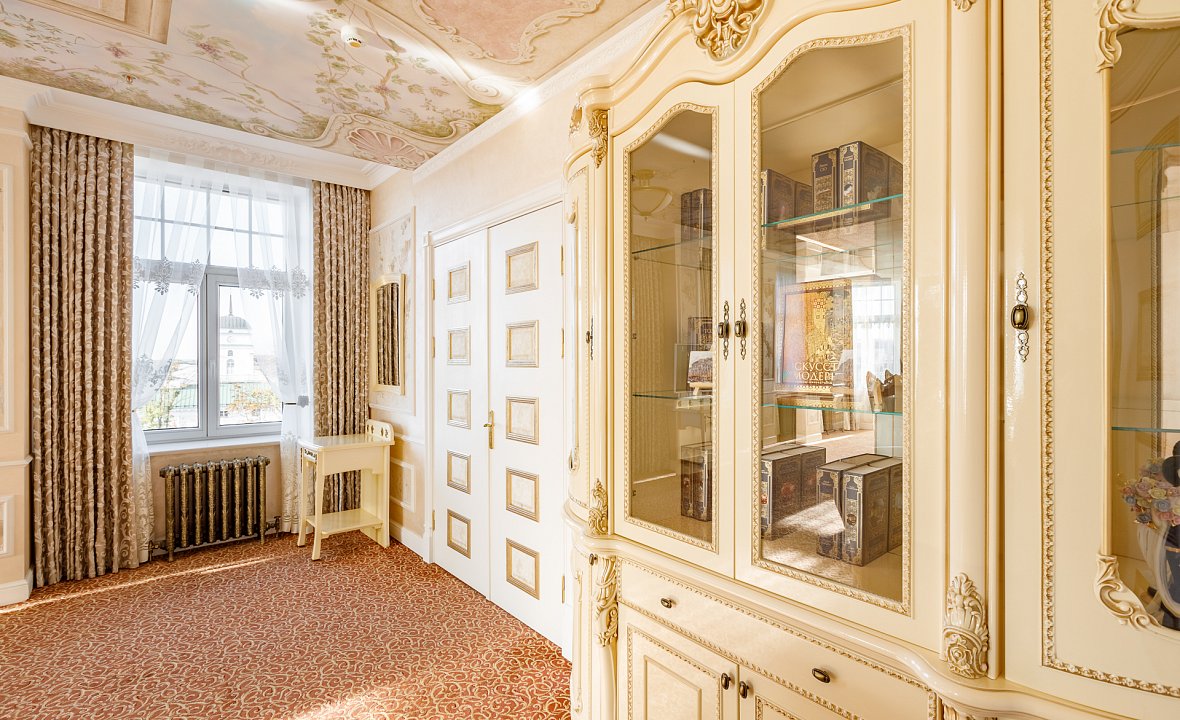 Presidential Suite (City Hall view) 10