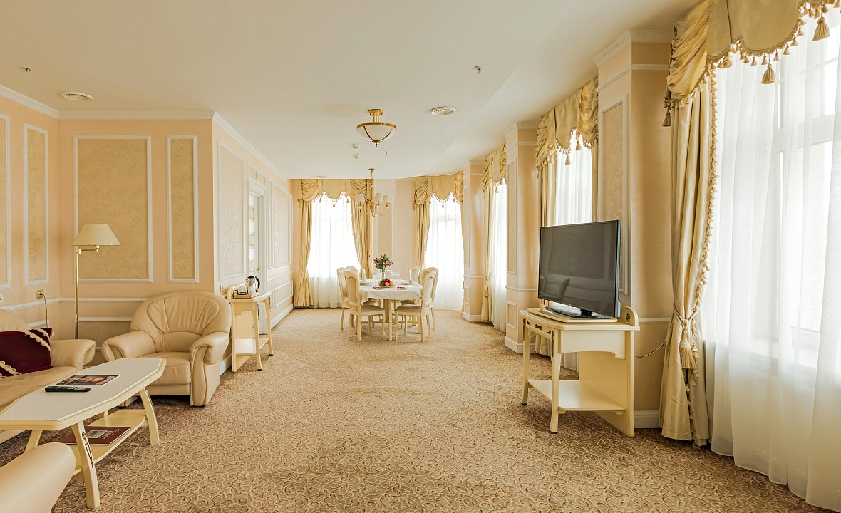 Business Suite (City Hall view) 9