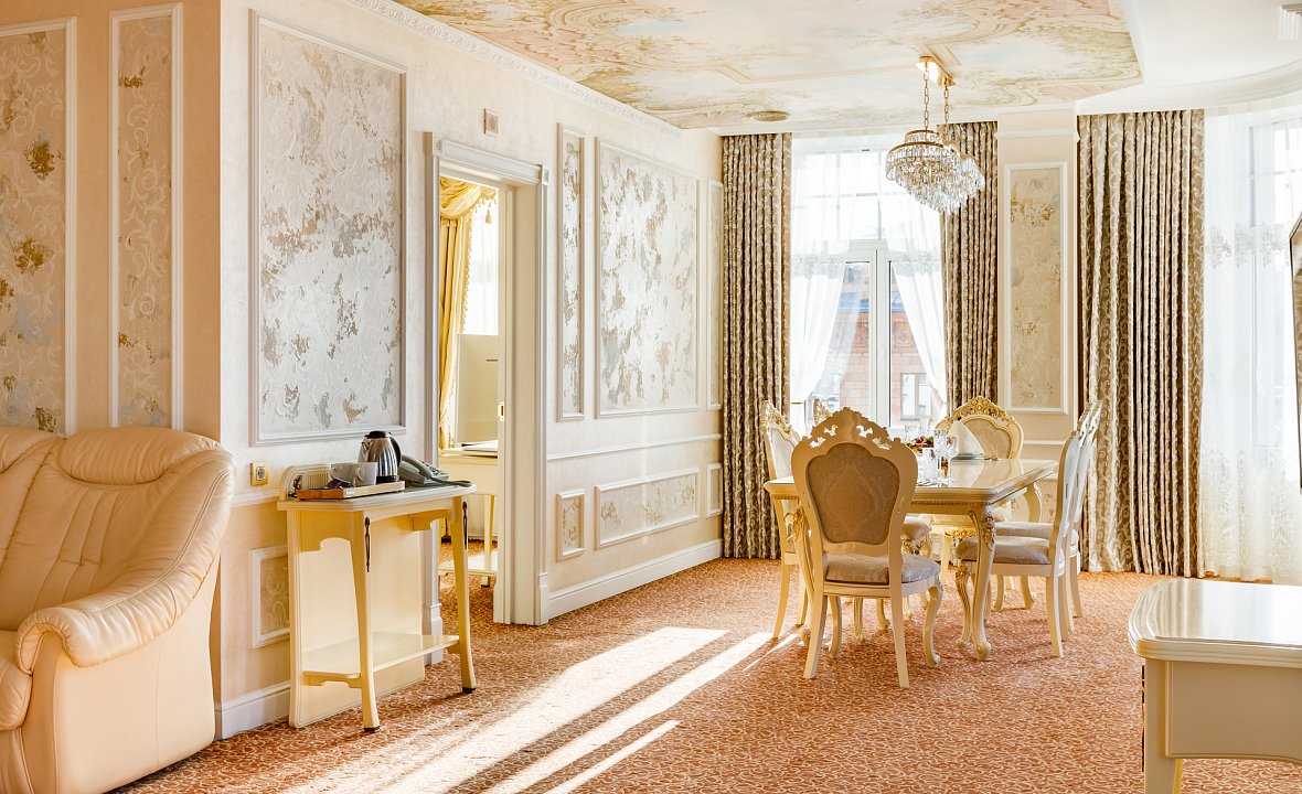 Presidential Suite (City Hall view) 5