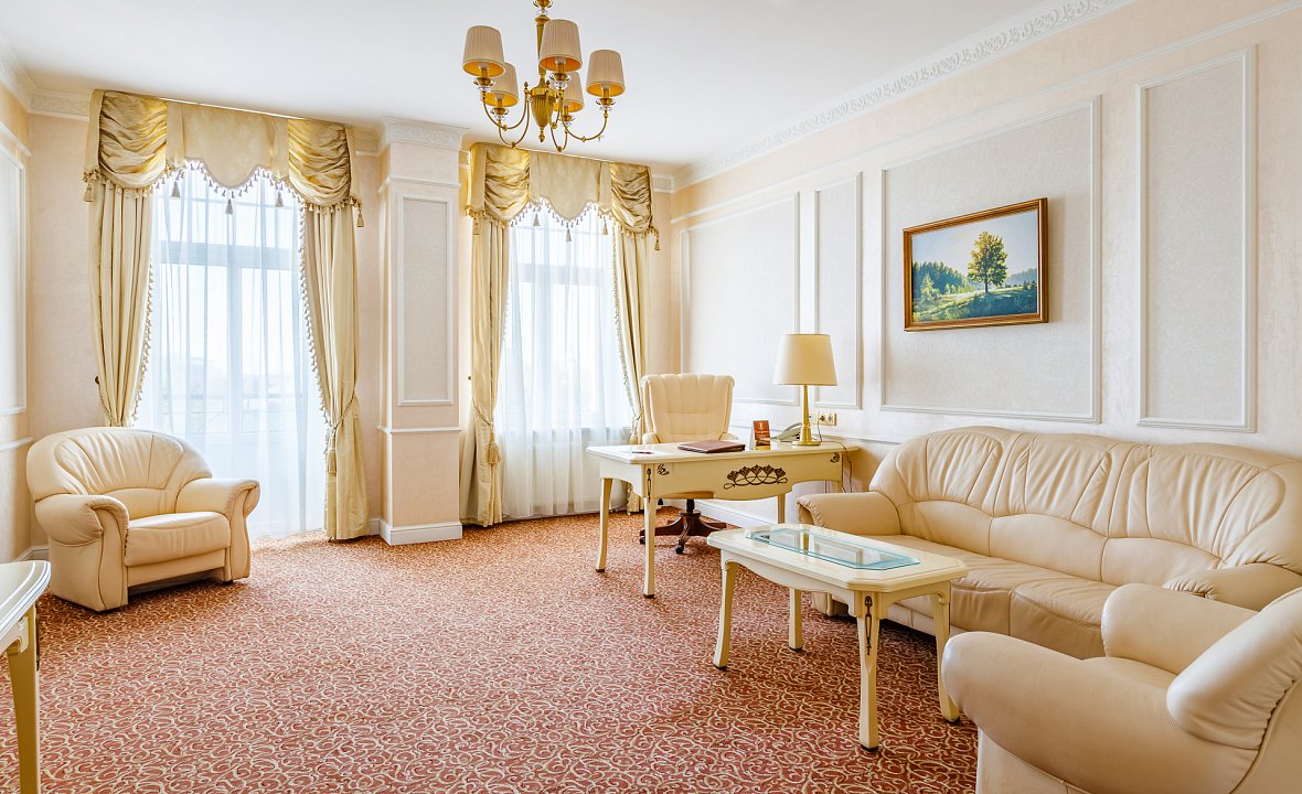 Presidential Suite (City Hall view) 11