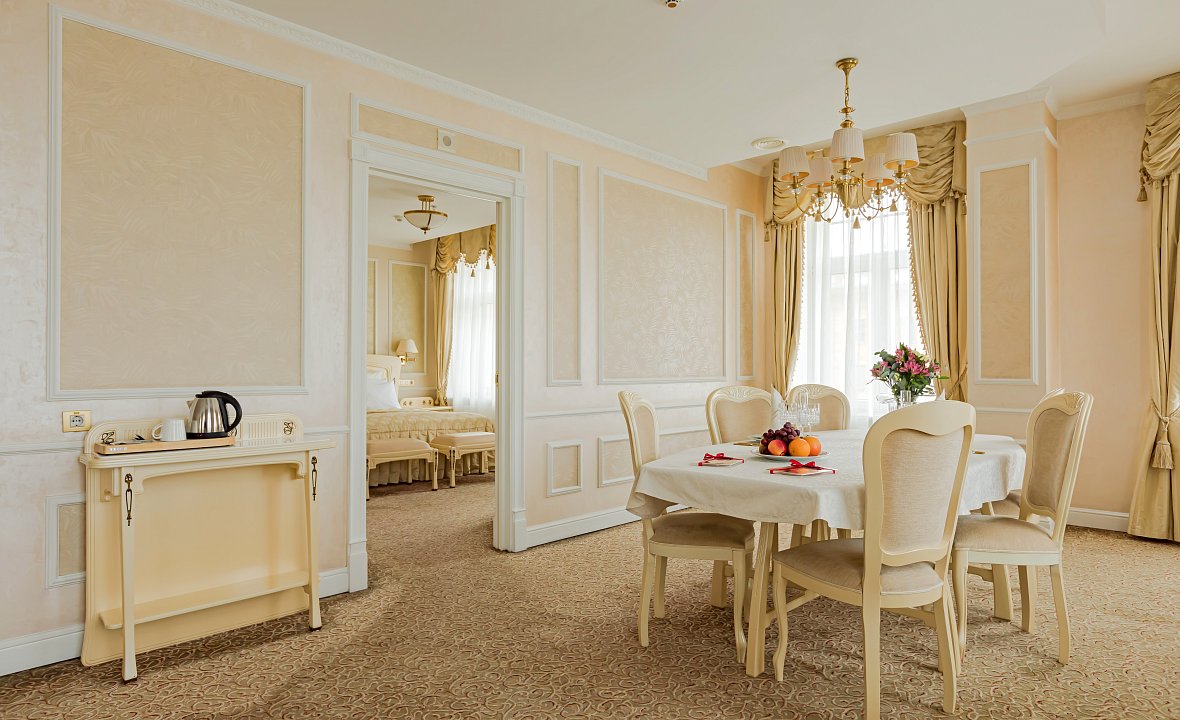 Business Suite (City Hall view) 12